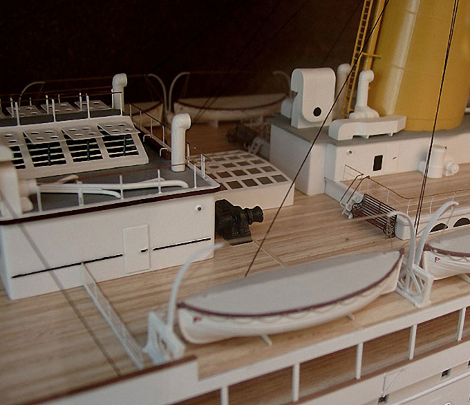 Handbemalte Miniaturfiguren auf dem Deck des Titanic-Modells