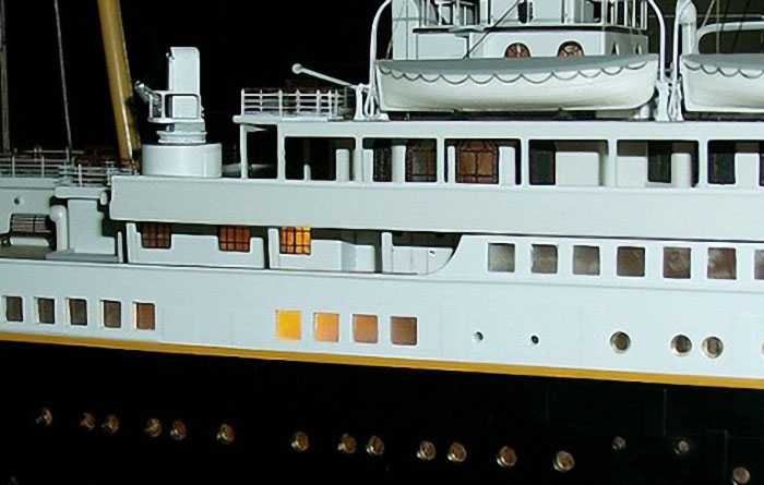 Beleuchtetes Titanic-Modell mit warmweißer LED-Innenbeleuchtung