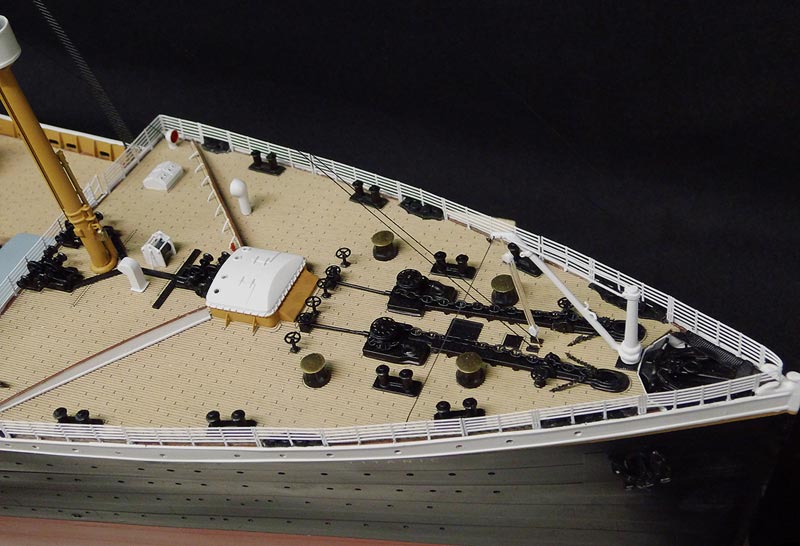 Seitenansicht des Titanic-Modells mit allen vier Schornsteinen